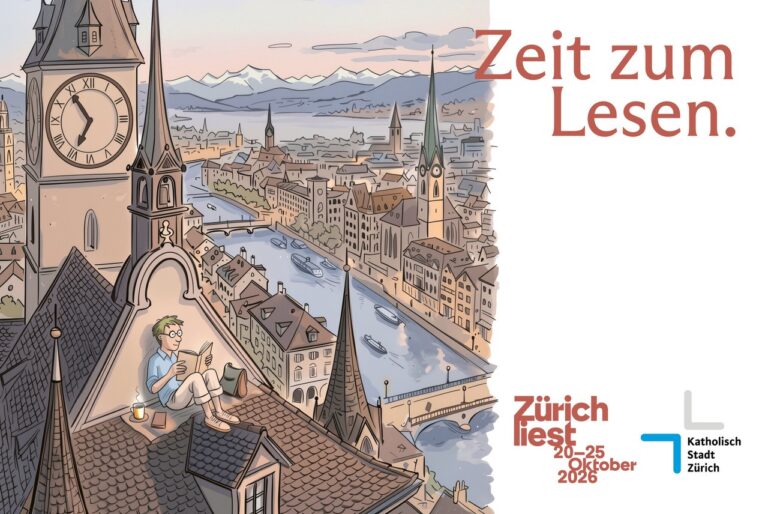 Ein junger Mann sitzt auf einem Kirchendach und liest gemütlich ein Buch.